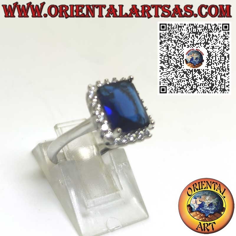 Bague en argent avec saphir rectangulaire entouré de zircons