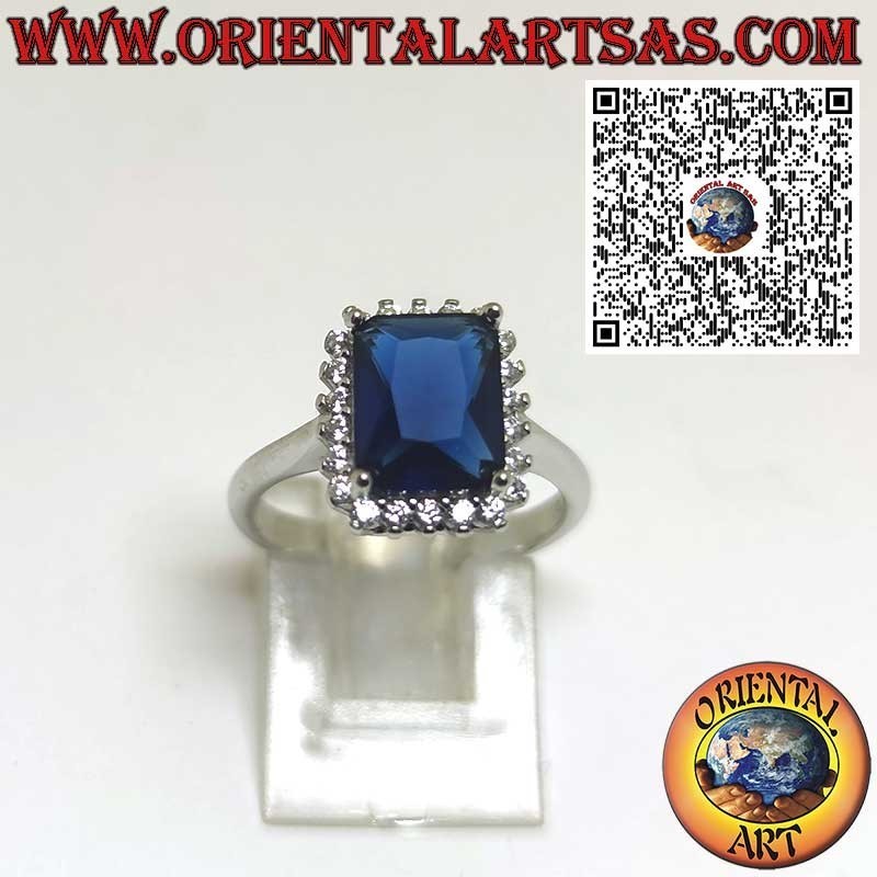 Bague en argent avec saphir rectangulaire entouré de zircons
