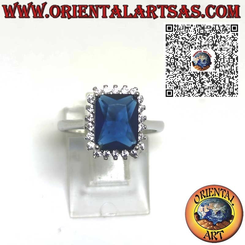 Anillo de plata con zafiro rectangular rodeado de circonitas