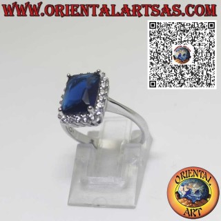 Bague en argent avec saphir rectangulaire entouré de zircons