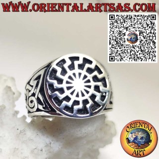 Bague en argent avec Soleil Noir et Nœuds Celtiques des deux côtés