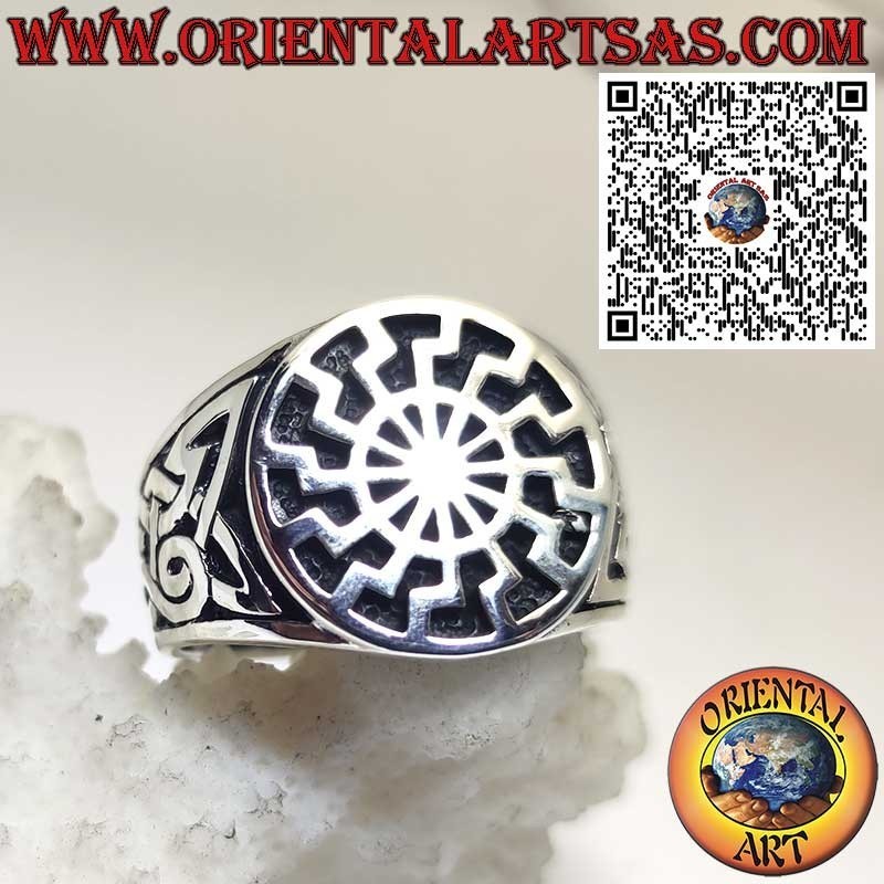 Anillo de plata con Sol Negro y Nudos Celtas en ambos lados