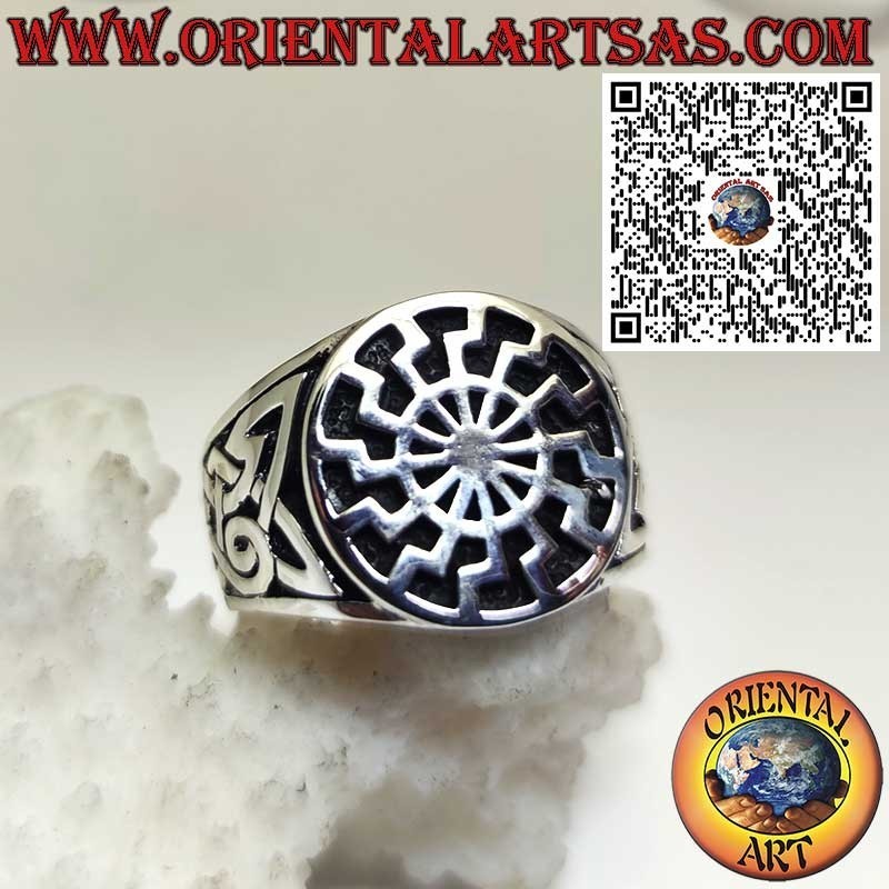 Anillo de plata con Sol Negro y Nudos Celtas en ambos lados