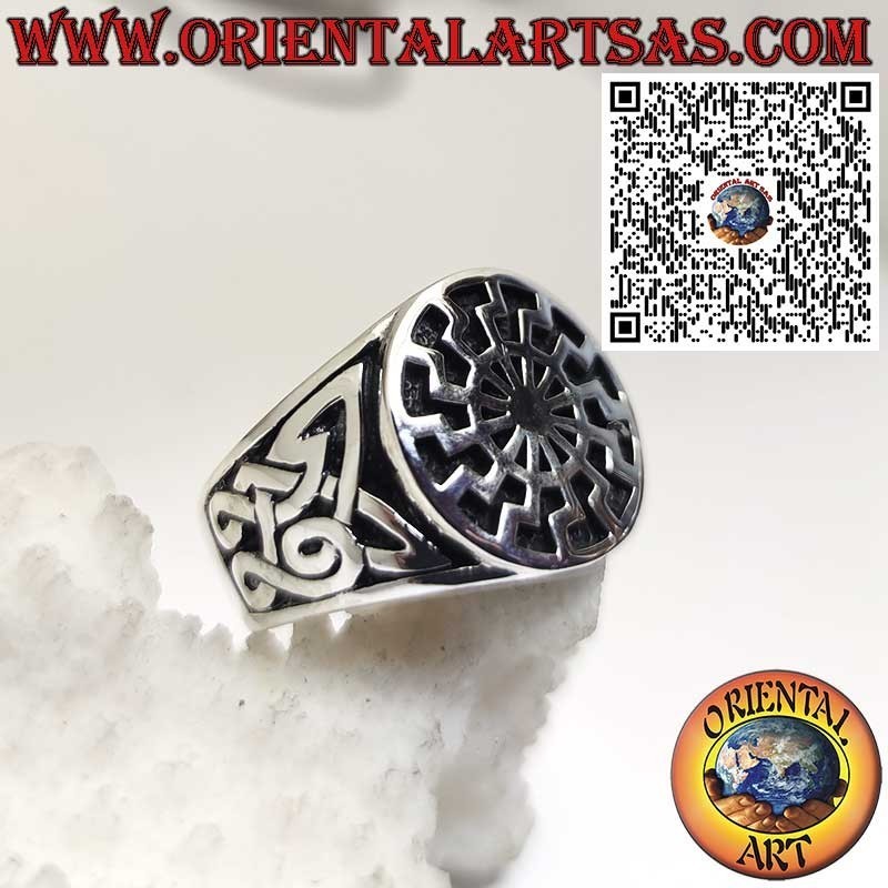 Anello in argento sole nero e nodi celtici su endrambi lati
