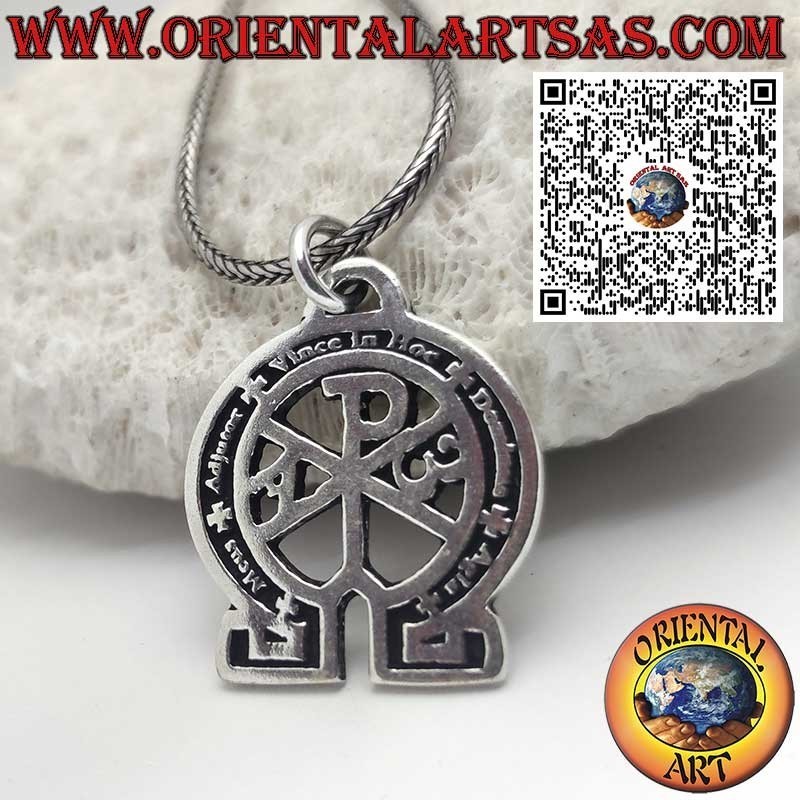 Pendentif en argent, Christogram ou "Crismon" avec l'écriture "meus adjutor wins in hoc dominus agla"