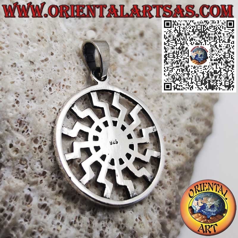 Silberanhänger mit Schwarzer Sonne / Sonnenrad – Symbol für Energie und Zyklizität (27 mm Ø)