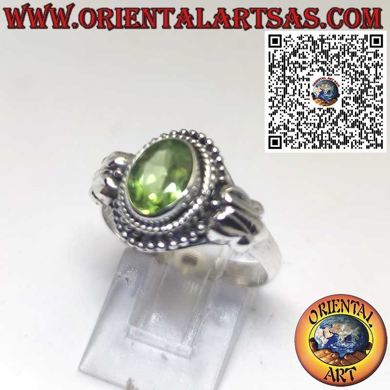 Anello in Argento con Peridoto Naturale Contornato da Sfere – Eleganza e Energia