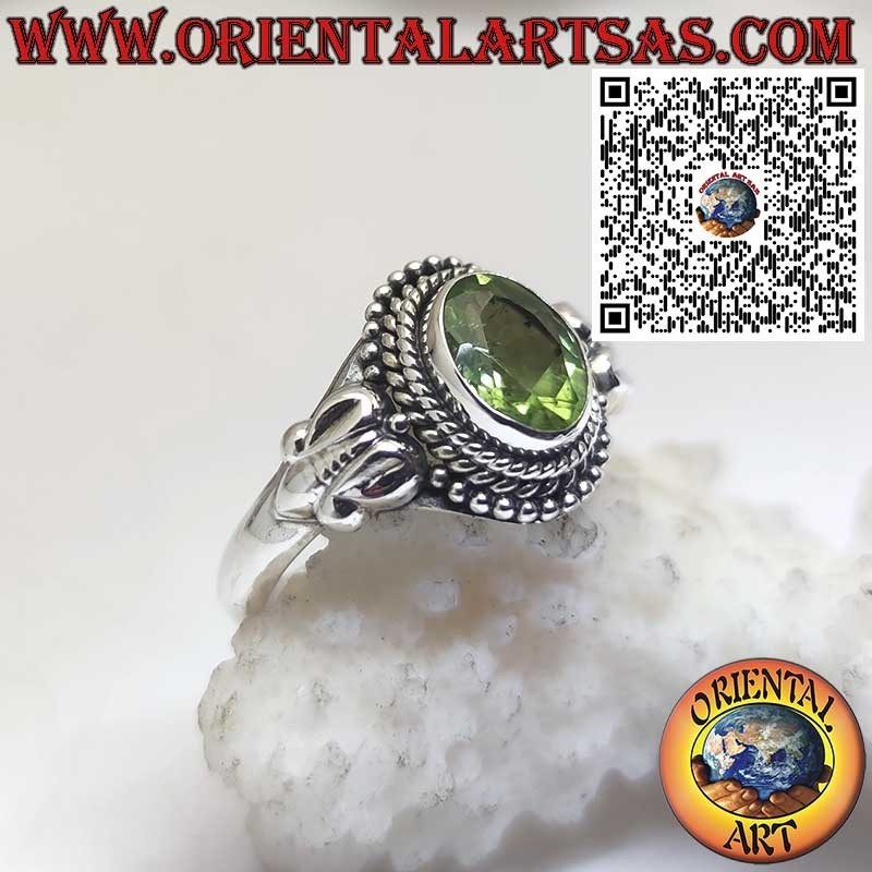 Anello in Argento con Peridoto Naturale Contornato da Sfere – Eleganza e Energia