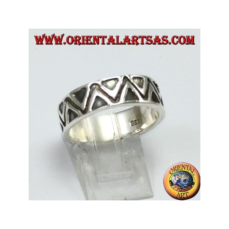 un anillo de banda de plata, con unos triángulos en bajorrelieve