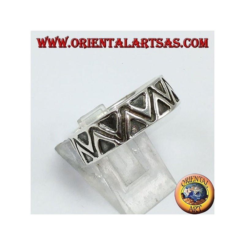 un anillo de banda de plata, con unos triángulos en bajorrelieve