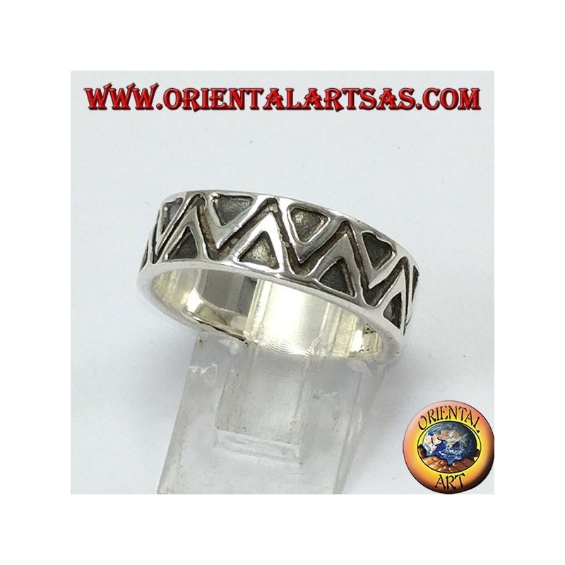 un anillo de banda de plata, con unos triángulos en bajorrelieve