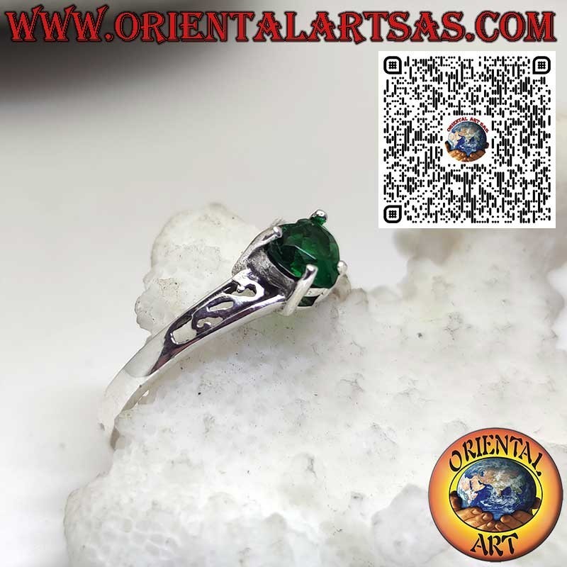 Anillo de Plata 925 con Esmeralda Sintética en Forma de Corazón y Calados Laterales