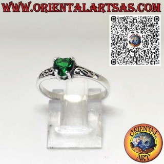 Anello in Argento 925 con Smeraldo Sintetico a Cuore e Trafori Laterali