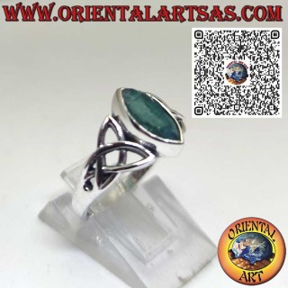 Ring aus 925er Silber mit natürlichem Navette-Smaragd und keltischen Knoten – Symbol für Stärke und Erneuerung