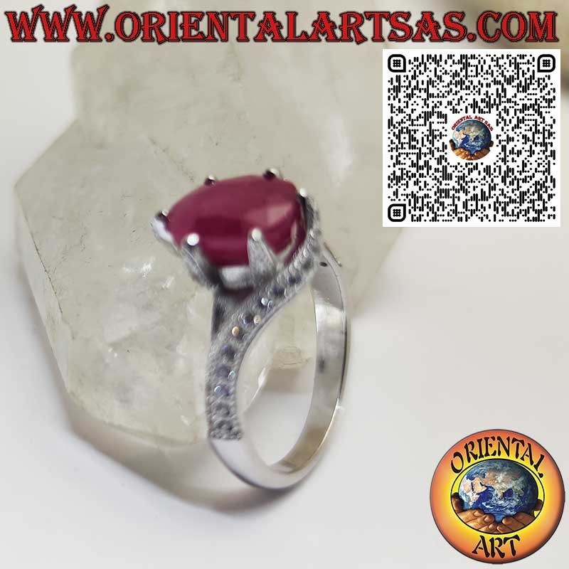 Silberring 925 mit Ovalem Natürlichem Rubin und Asymmetrischer Sechs-Krappen-Fassung mit Zirkonia