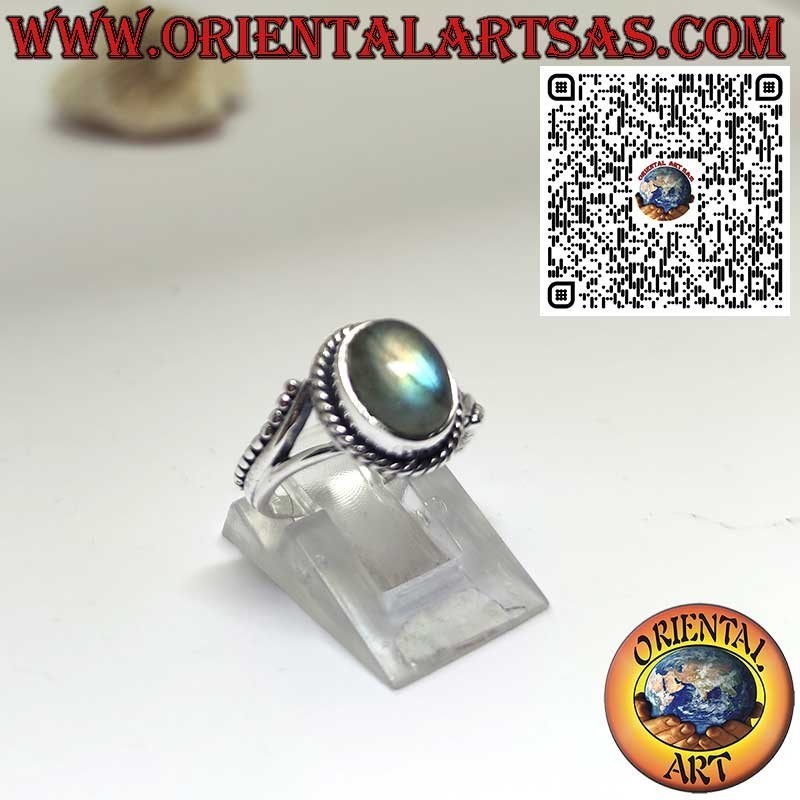 Anello in argento con labradorite ovale e serpentina sui lati
