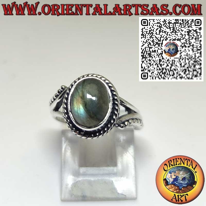 Bague en argent avec labradorite ovale et serpentine sur les côtés