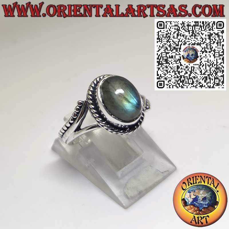 Anillo de plata con labradorita ovalada y serpentina en los laterales