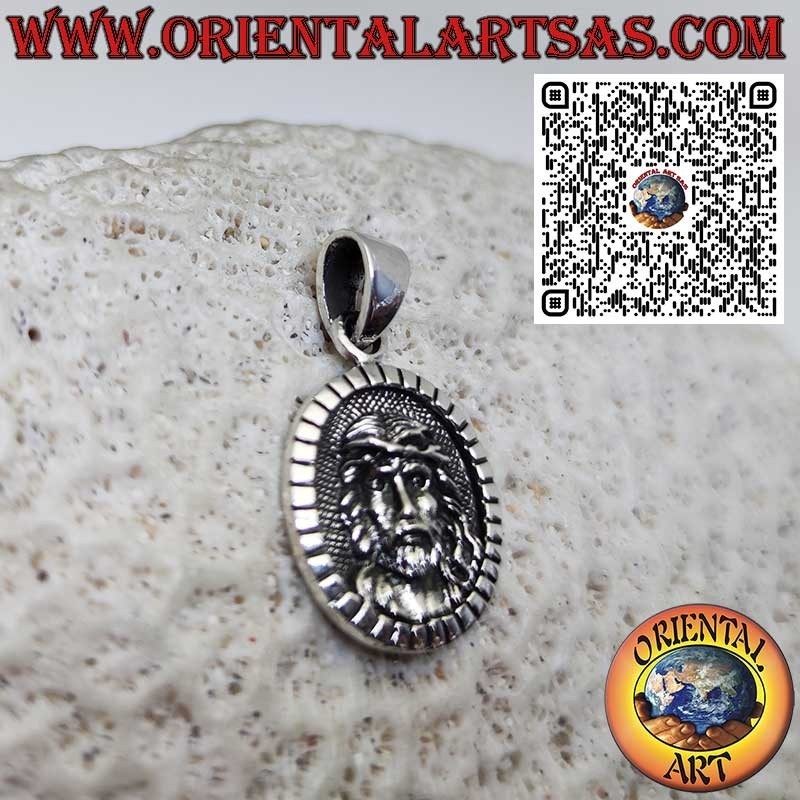 Ciondolo medaglia ovale in argento 925 con volto di Gesù Cristo