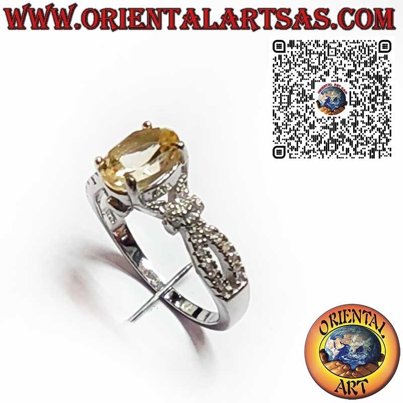 Anello in Argento 925 con Topazio Giallo Ovale e Decorazioni Laterali in Zirconi
