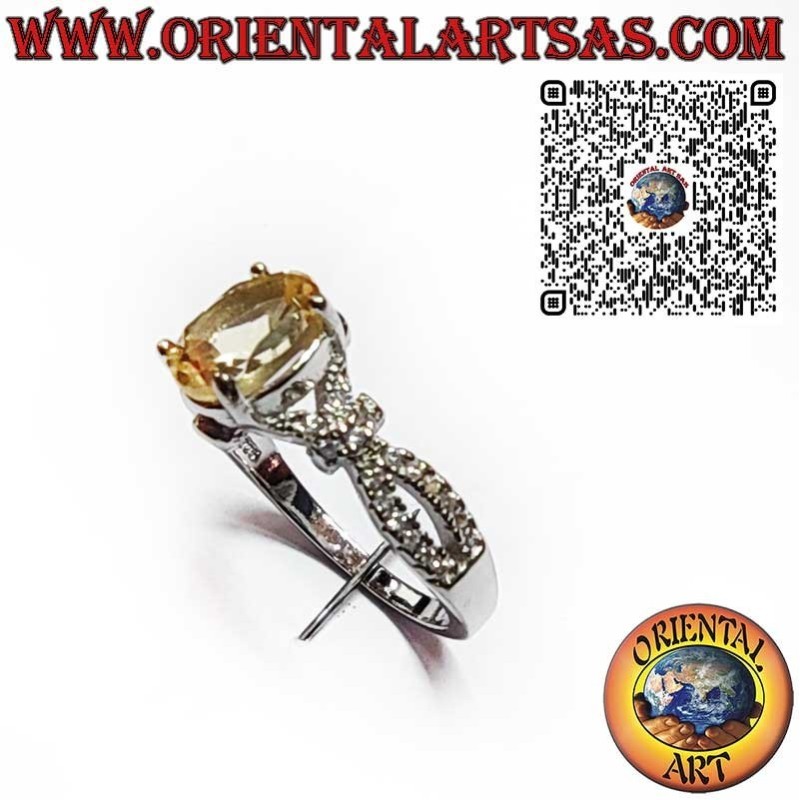 Anello in Argento 925 con Topazio Giallo Ovale e Decorazioni Laterali in Zirconi
