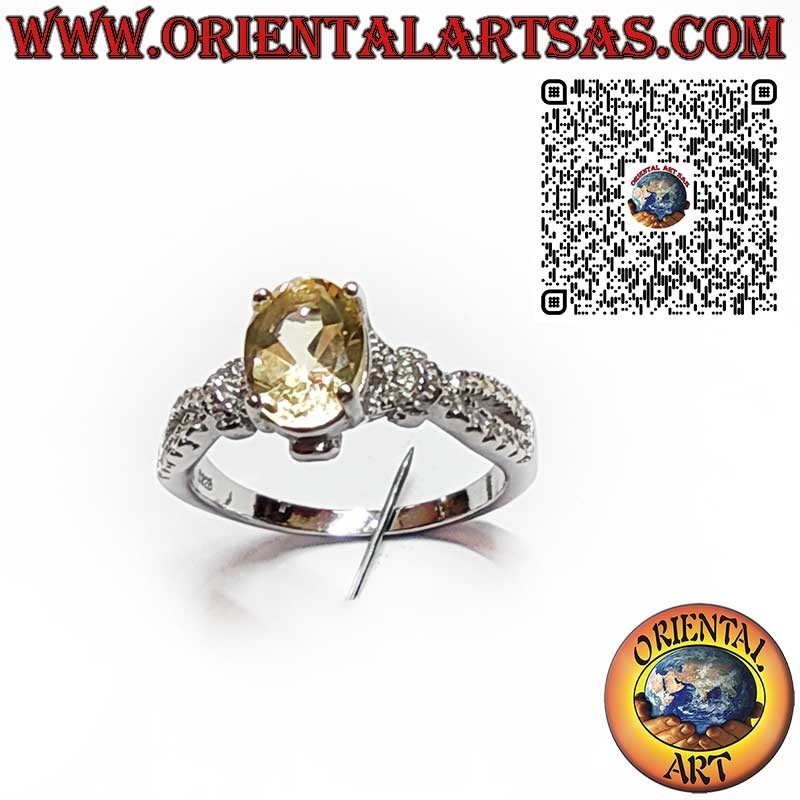 Anello in Argento 925 con Topazio Giallo Ovale e Decorazioni Laterali in Zirconi