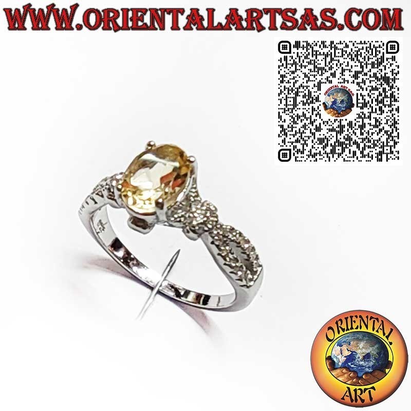 Anello in Argento 925 con Topazio Giallo Ovale e Decorazioni Laterali in Zirconi