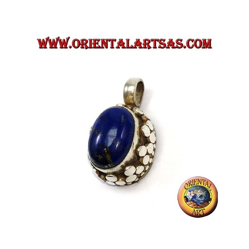 Pendentif en argent avec une dentelle ovale naturelle en lapis sur le bord supérieur