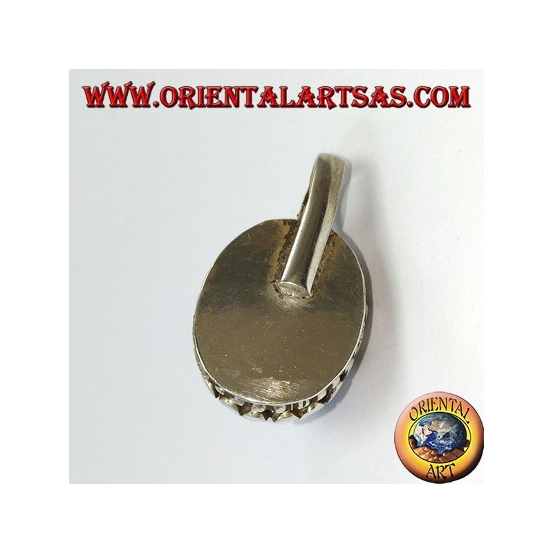 Pendentif en argent avec une dentelle ovale naturelle en lapis sur le bord supérieur