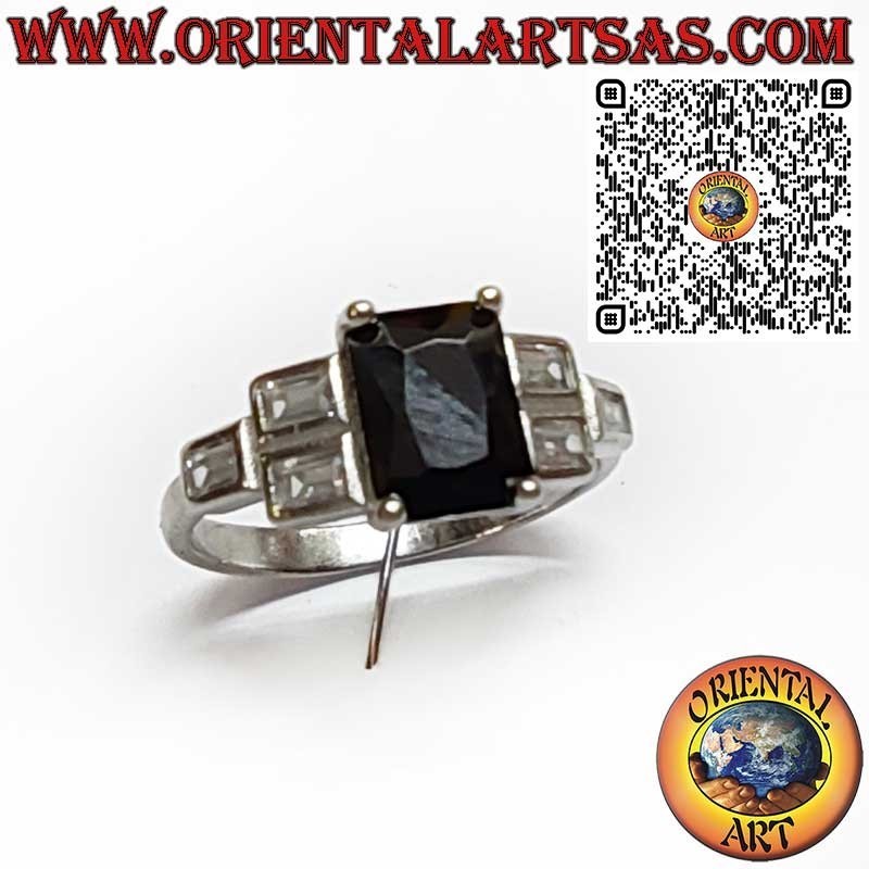 Anello in Argento 925 con Spinello Nero Rettangolare e Tre Zirconi Laterali