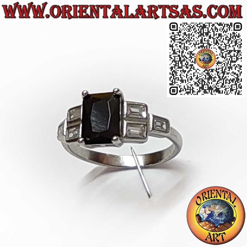 Anello in Argento 925 con Spinello Nero Rettangolare e Tre Zirconi Laterali