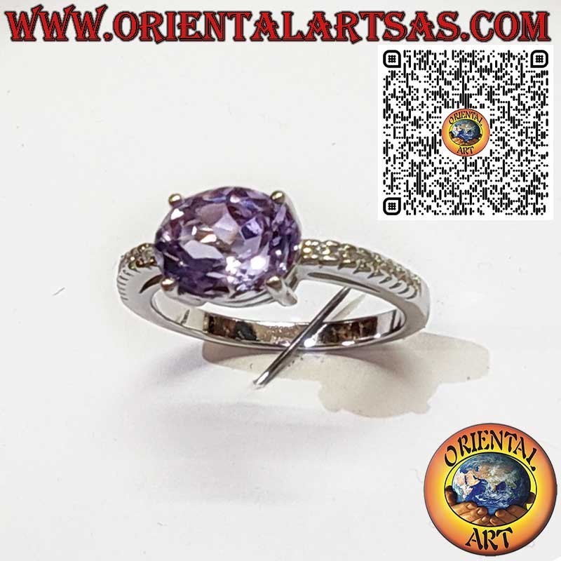925er Silberring mit ovalem natürlichen Amethyst – Diagonale Fassung und seitliche Zirkone