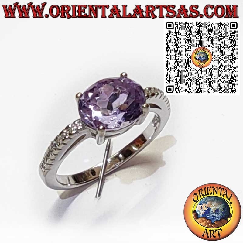 925er Silberring mit ovalem natürlichen Amethyst – Diagonale Fassung und seitliche Zirkone