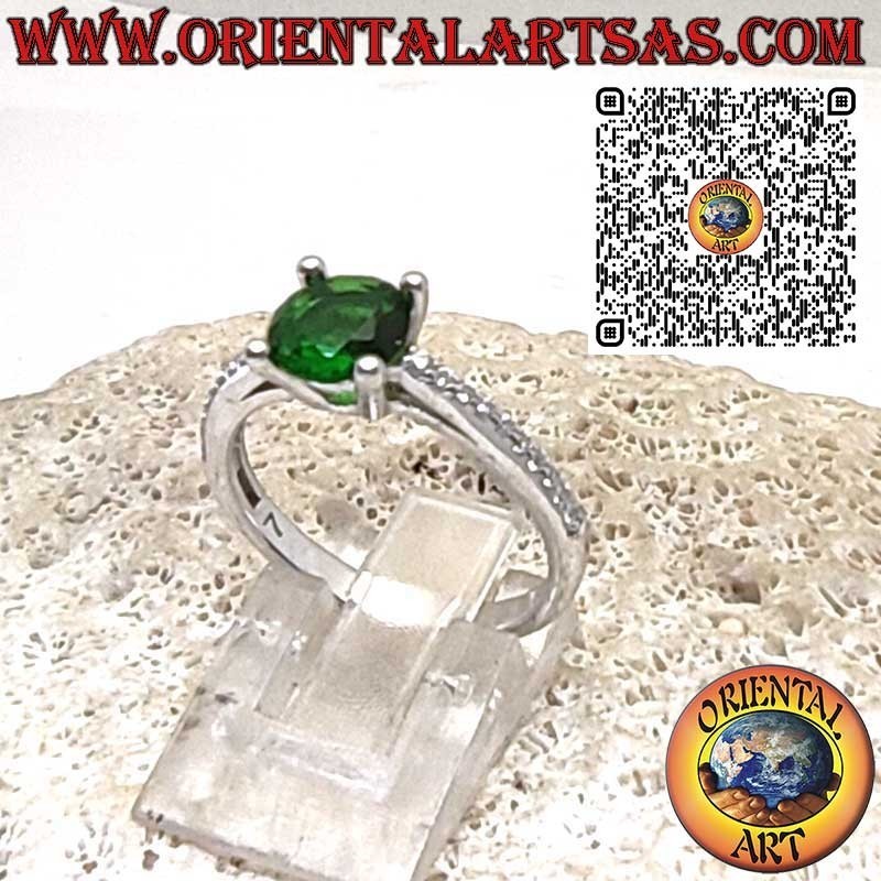 Anillo de Plata 925 con Esmeralda Sintética Redonda Solitaria y Circonitas Laterales