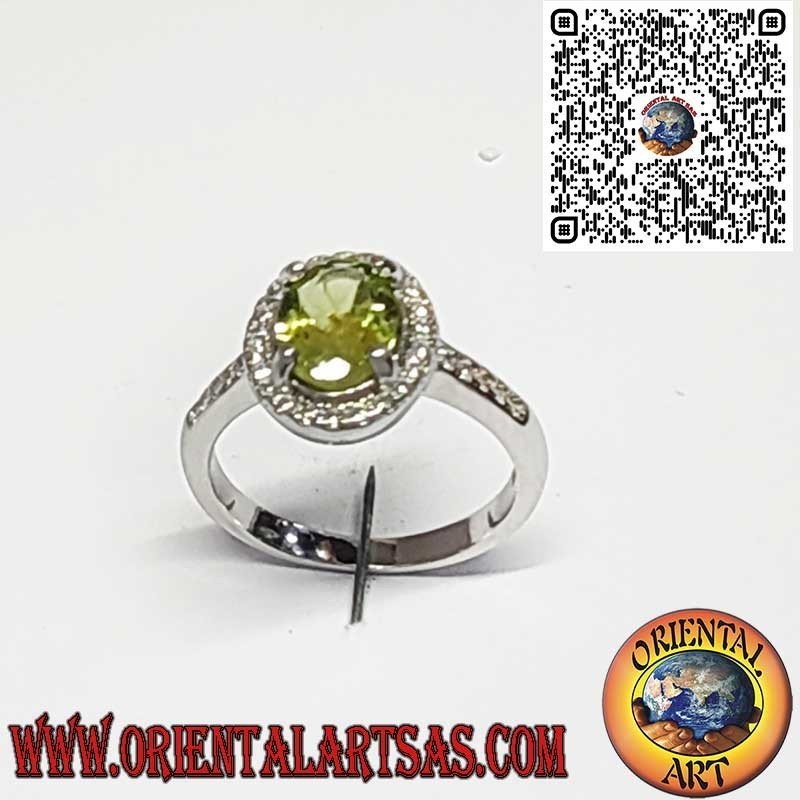 925er Silberring mit Ovalem Natürlichem Peridot und Zirkonen