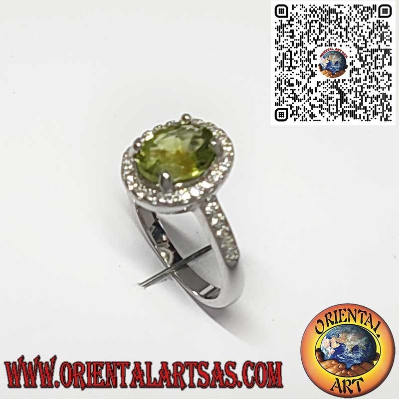 Anello in Argento 925 con Peridoto Naturale Ovale Contornato da Zirconi