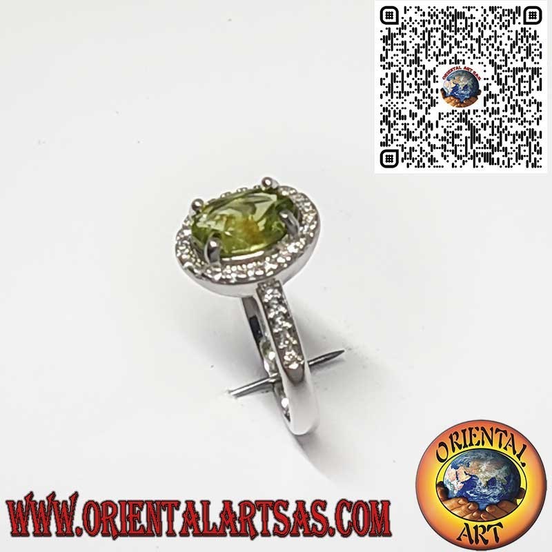 Anello in Argento 925 con Peridoto Naturale Ovale Contornato da Zirconi