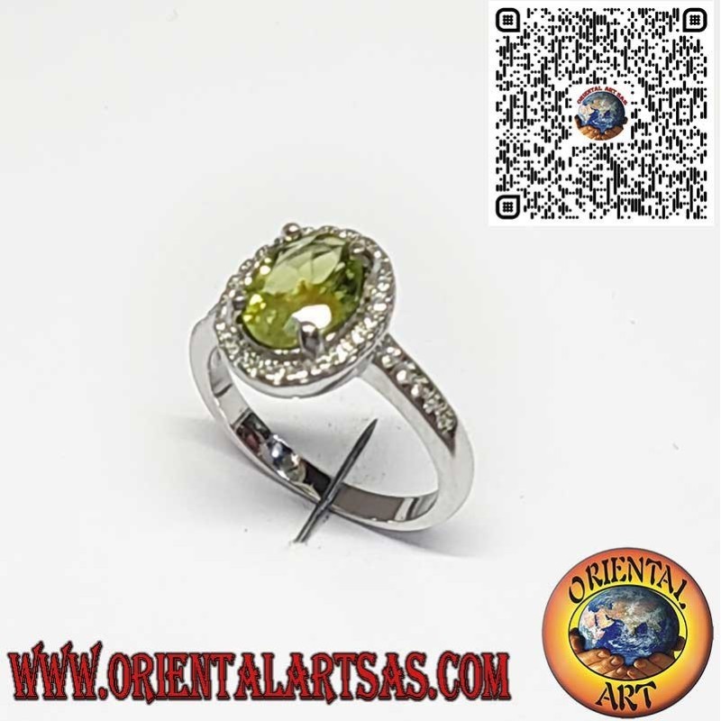 Anillo de Plata 925 con Peridoto Natural Ovalado Rodeado de Circonitas