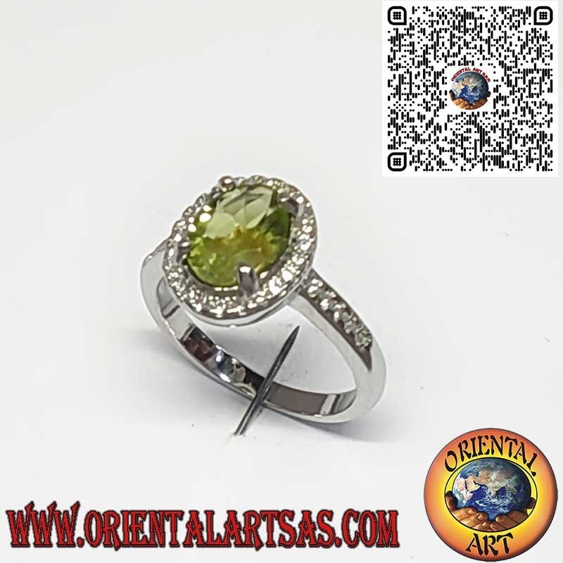 Anello in Argento 925 con Peridoto Naturale Ovale Contornato da Zirconi