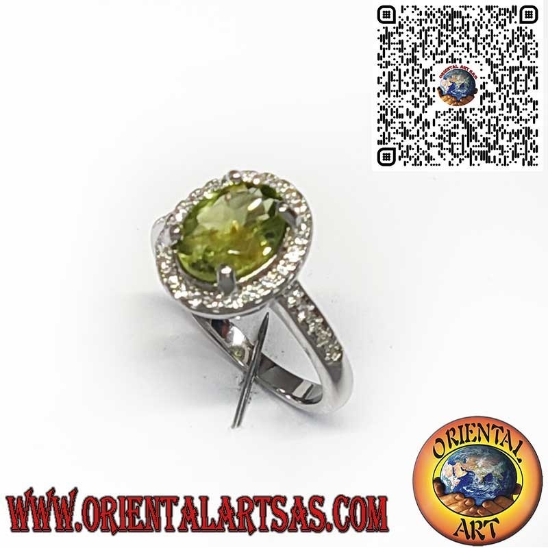 Anello in Argento 925 con Peridoto Naturale Ovale Contornato da Zirconi
