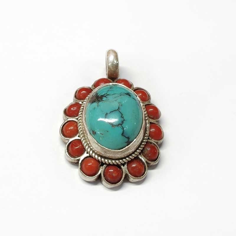 Pendentif en argent avec turquoise tibétaine naturelle ovale et 13 coraux