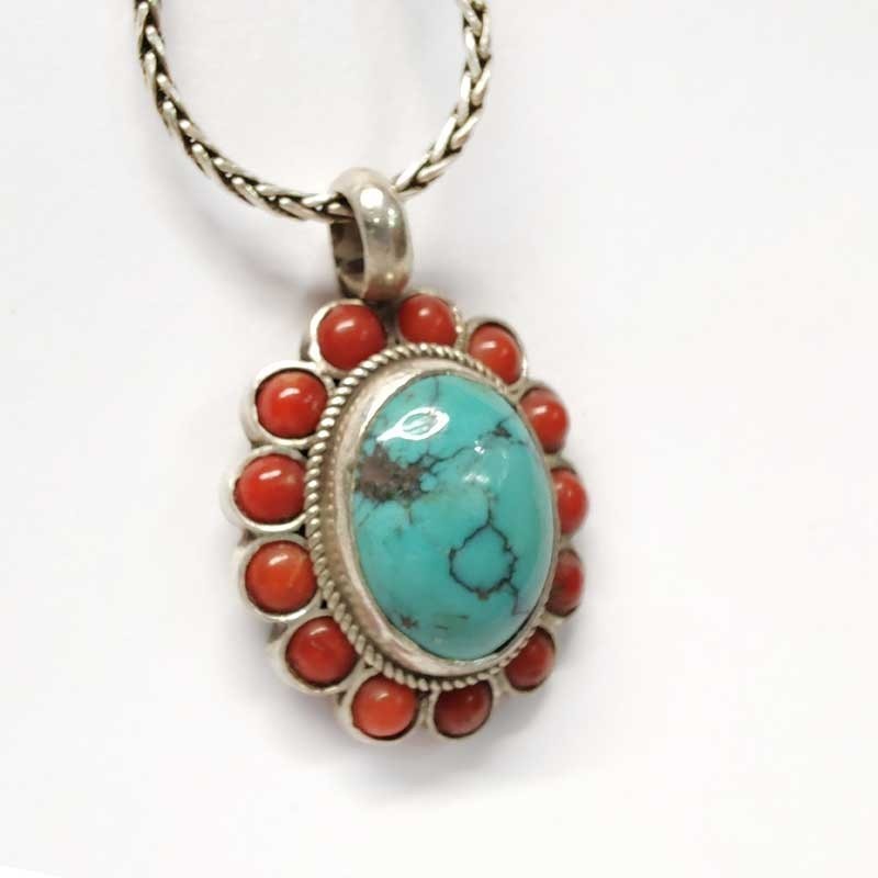 Colgante de plata con turquesa tibetana natural ovalada y 13 corales