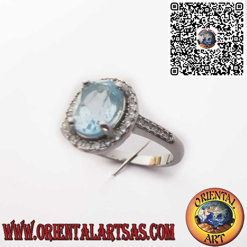 925er Silberring mit Natürlichem Ovalem Blauen Topas und Zirkonia-Rahmen