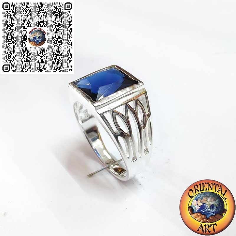 Anillo de Hombre en Plata 925 con Zafiro Sintética Rectangular – Laterales Tallados a Mano