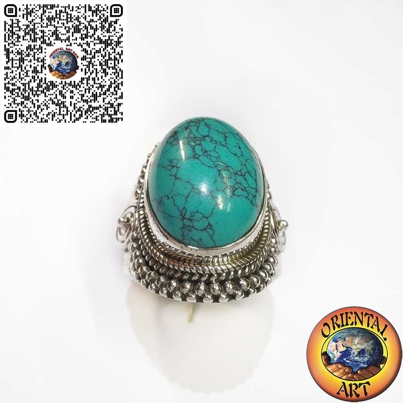 Anillo de plata con turquesa cabujón decorado con entrelazado y espiral