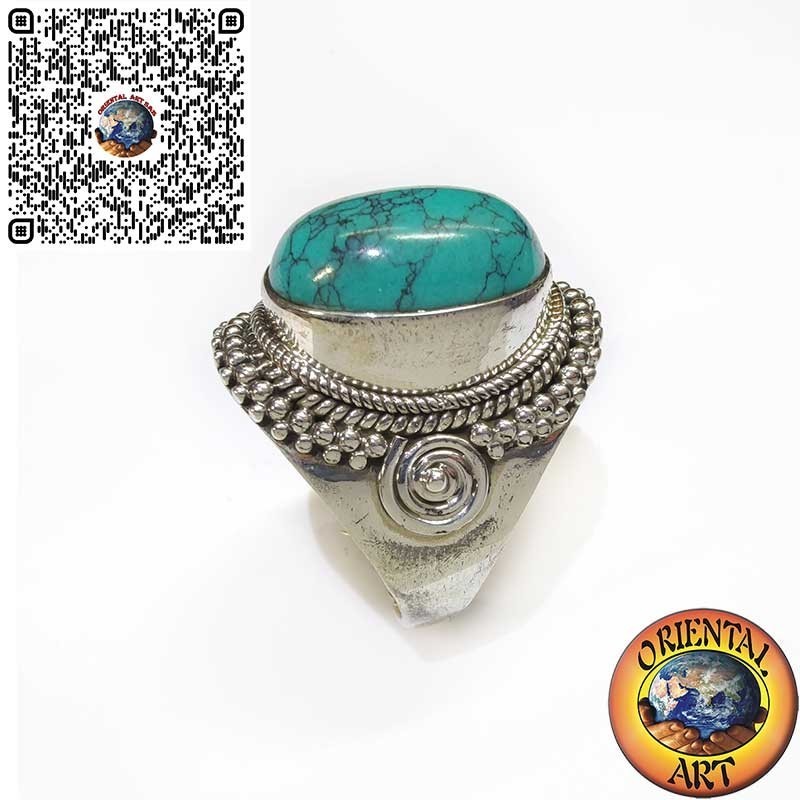 Anillo de plata con turquesa cabujón decorado con entrelazado y espiral