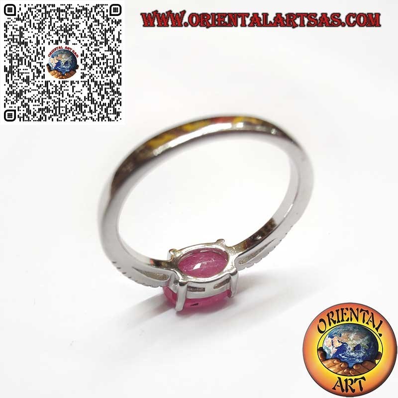 Anillo de Plata 925 con Rubí Natural Ovalado – Montura Cruzada y Circonitas Laterales