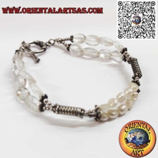 Bracelet en Argent avec Perles d’Eau Douce et Cristal de Roche – Élégance Artisanale