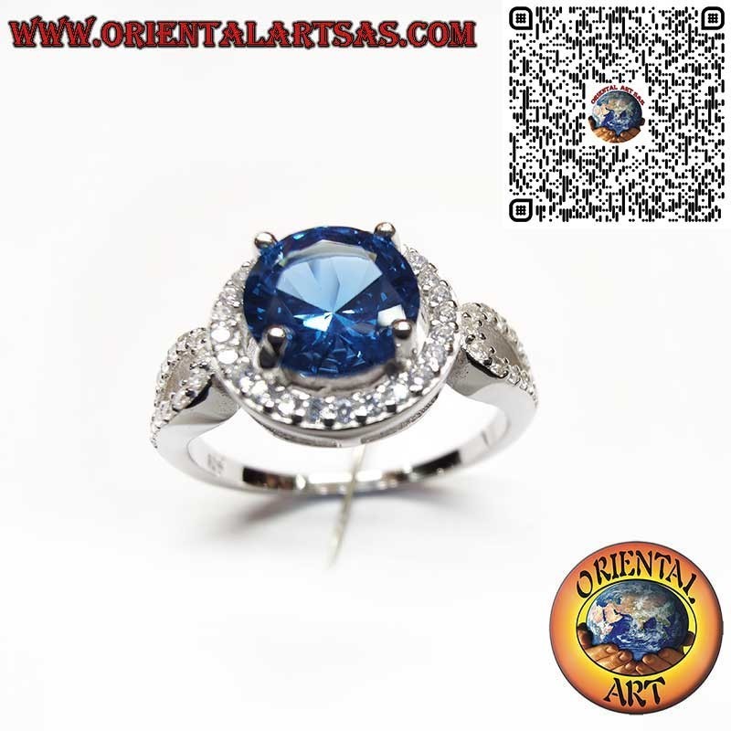 Anello in Argento 925 con Zaffiro Sintetico Tondo e Cornice e decorazioni sui lati di Zirconi