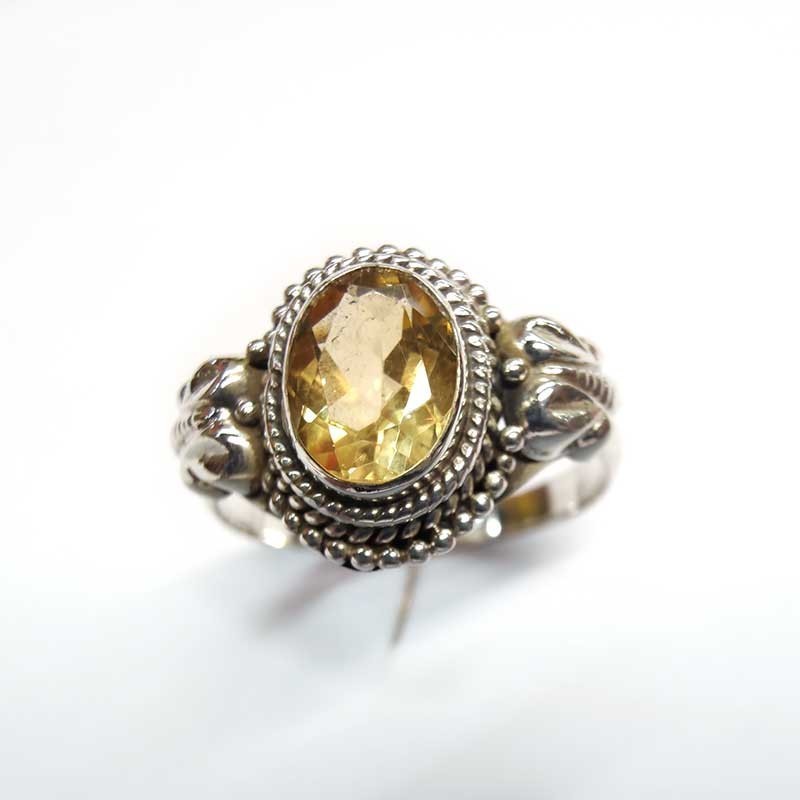 Anello in argento con Topazio Giallo Ovale naturale e Decori Laterali